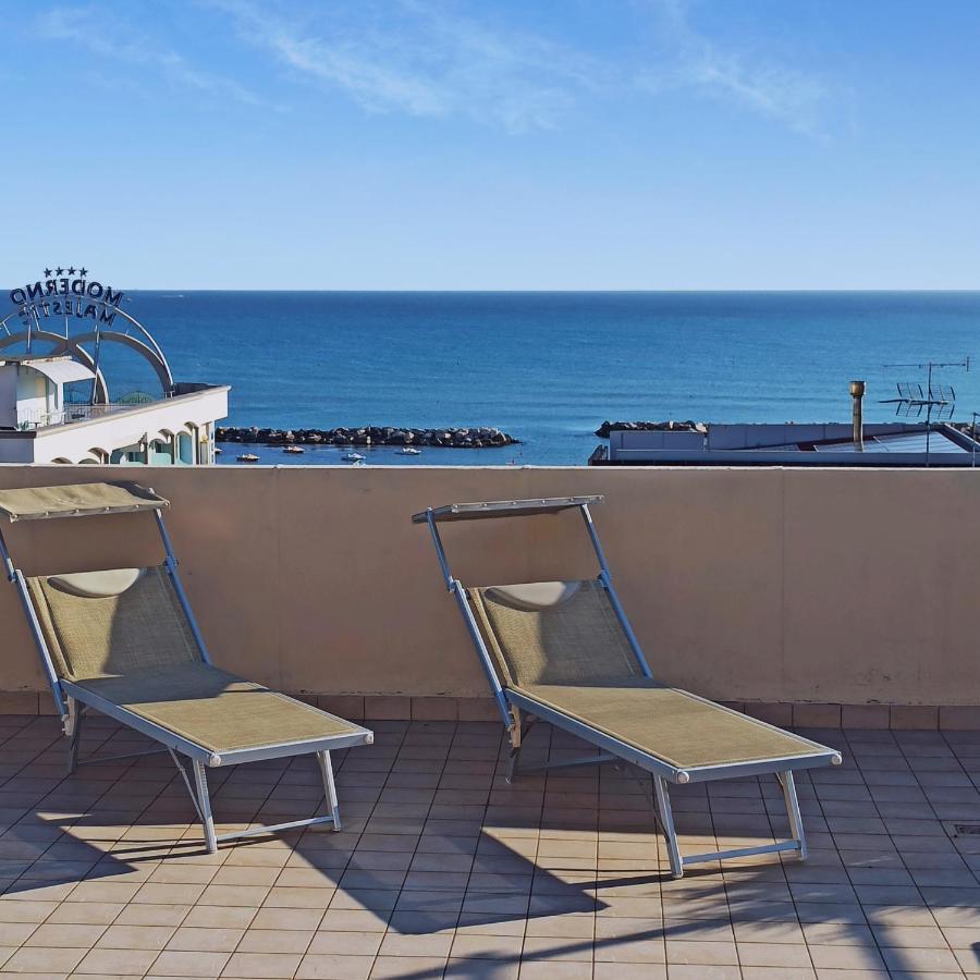 Hotel Gabbiano Cattolica Exteriör bild